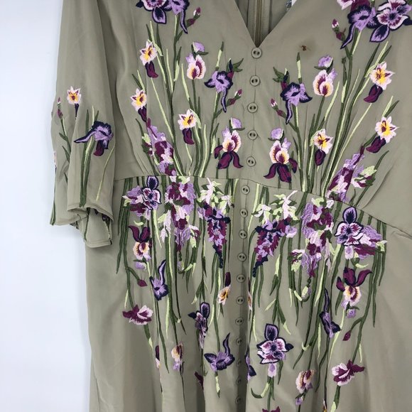 Hope & Ivy Plus Adelaide embroidered midi dress in sage green 22 **small flaw** - Picture 5 of 8